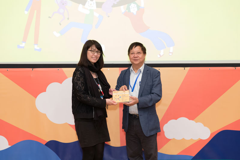 平機會主席陳章明教授(右)致送紀念品予協辦機構香港公共圖書館代表葉嘉儀女士(左)。